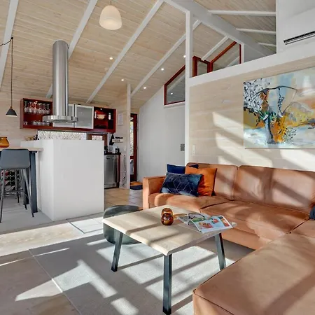 Stunning In Sjlund With Jacuzzi And 3 Bedrooms 펜션 Sjolund