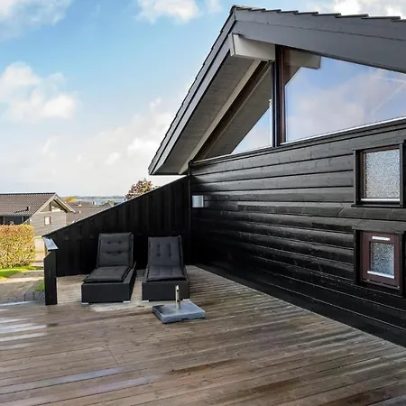 Stunning In Sjlund With Jacuzzi And 3 Bedrooms 펜션 *