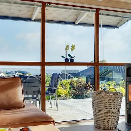 Stunning In Sjlund With Jacuzzi And 3 Bedrooms 펜션 Sjolund